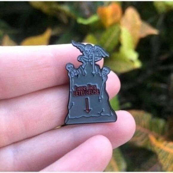 3/20 BeetleJuice Betelgeuse Gravestone Enamel Pin - Picture 1 of 1
